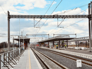 Železniční stanice Praha-Zahradní Město a přestupní uzel MHD bude sloužit od září. Podívejte se, jak vypadá jeho výstavba