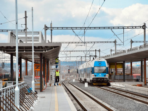 Železniční stanice Praha-Zahradní Město bude Pražanům sloužit od září. Podívejte se, jak vypadá její výstavba