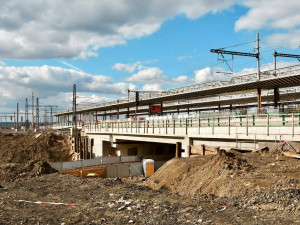Železniční stanice Praha-Zahradní Město a přestupní uzel MHD bude sloužit od září. Podívejte se, jak vypadá jeho výstavba