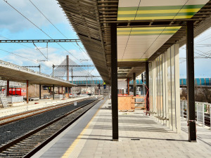 Železniční stanice Praha-Zahradní Město a přestupní uzel MHD bude sloužit od září. Podívejte se, jak vypadá jeho výstavba