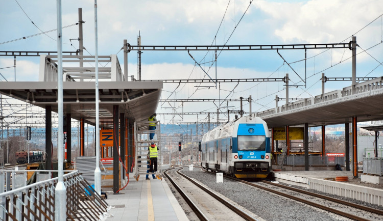 Železniční stanice Praha-Zahradní Město a přestupní uzel MHD bude sloužit od září. Podívejte se, jak vypadá jeho výstavba