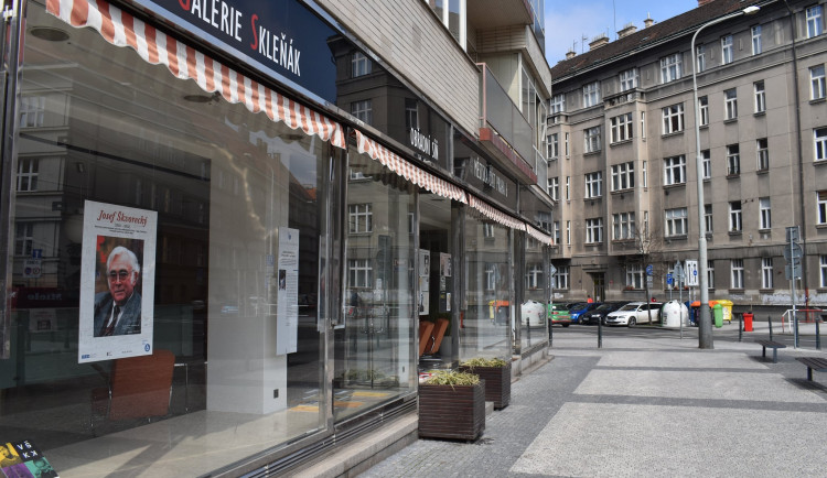 V Galerii Skleňák v Praze 6 je možné zhlédnout výstavu věnovanou Josefu Škvoreckému