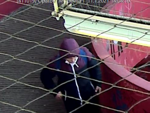 Útočník napadl cestujícího na hlavním nádraží. Policisté po něm pátrají již od ledna