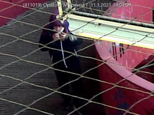 Útočník napadl cestujícího na hlavním nádraží. Policisté po něm pátrají již od ledna