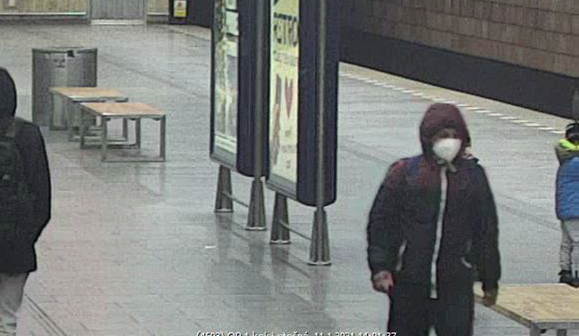 Útočník napadl cestujícího na hlavním nádraží. Policisté po něm pátrají již od ledna