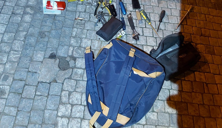 Muži s batohem plným „nářadí“ prý čekali na kamarádku