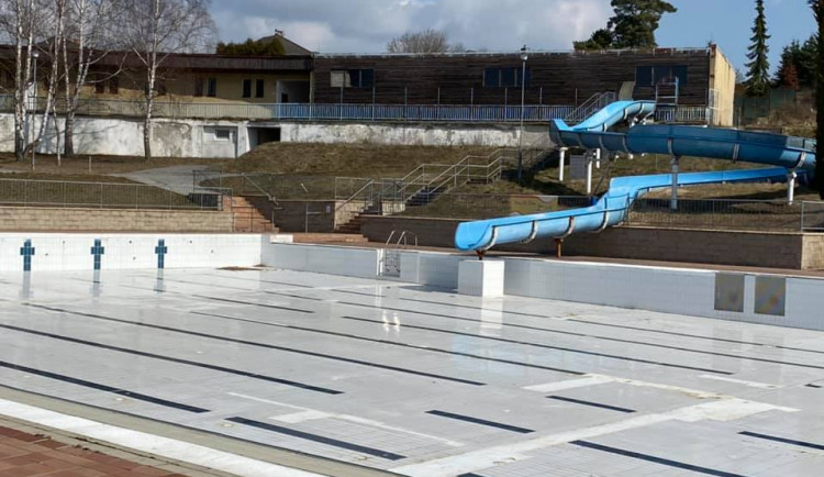 Oblíbené koupaliště čeká nákladná rekonstrukce, letos se ale ještě bude plavat ve starém bazénu