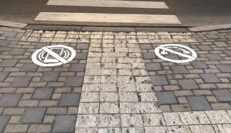 Výstražné obrázky u přechodů v Praze 14 mají zvýšit bezpečnost chodců