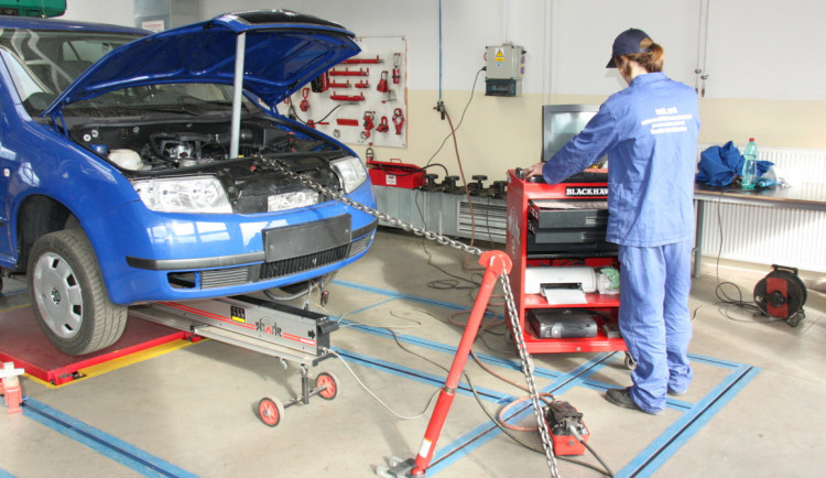 Školám se i v době covidu daří zajišťovat praktickou výuku formou konzultací přímo ve firmách