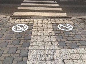 Výstražné obrázky u přechodů v Praze 14 mají zvýšit bezpečnost chodců
