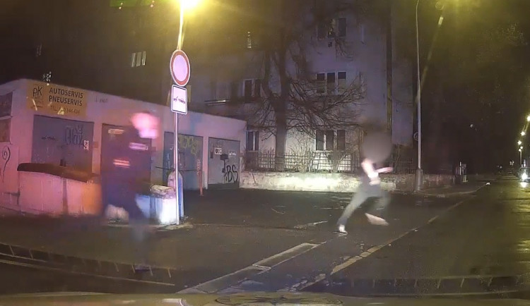 Mladík v papučích utíkal a ujížděl policistům. Byl pod vlivem alkoholu a měl zákaz řízení