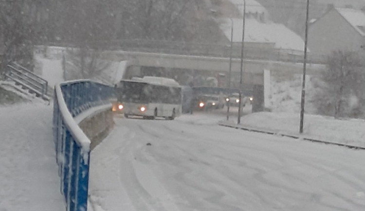 Dopravu v kraji komplikuje husté sněžení, někde se stojí v kolonách