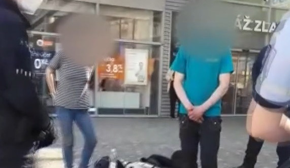 Muž se ženou ukradli ve veřejné jídelně peněženku, pak ji hodili do koše