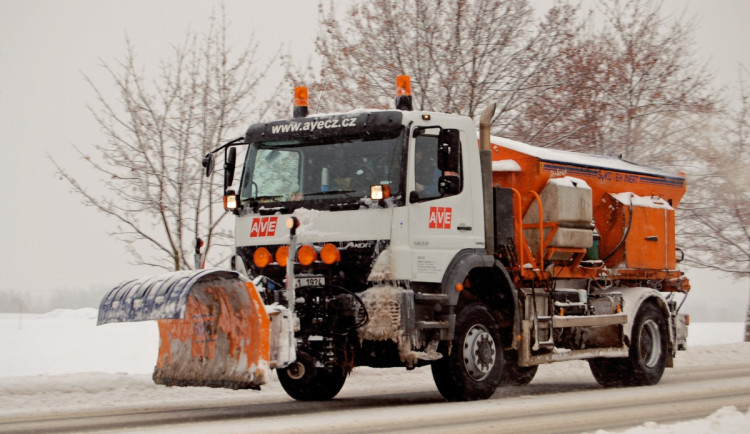 Úklid města se nekoná, vozidla údržby mají znovu zimní výbavu