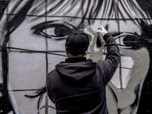 MuralArt vznikl jako vzpomínka na Hanu Hegerovou v pražských Hlubočepích