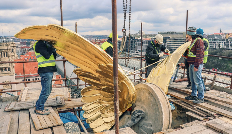 Plastika zlatých křídel z roku 1907 po roční rekonstrukci opět zdobí Fantovu budovu