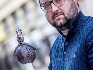 Pražská cukrárna ztvárnila Babiše jako Barona Prášila. Jde o symbol jeho selhání, říká podnikatel