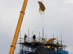 Plastika zlatých křídel z roku 1907 opět zdobí Fantovu budovu