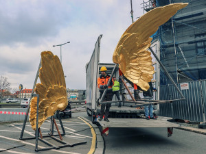 Plastika zlatých křídel z roku 1907 opět zdobí Fantovu budovu