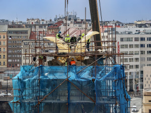 Plastika zlatých křídel z roku 1907 opět zdobí Fantovu budovu