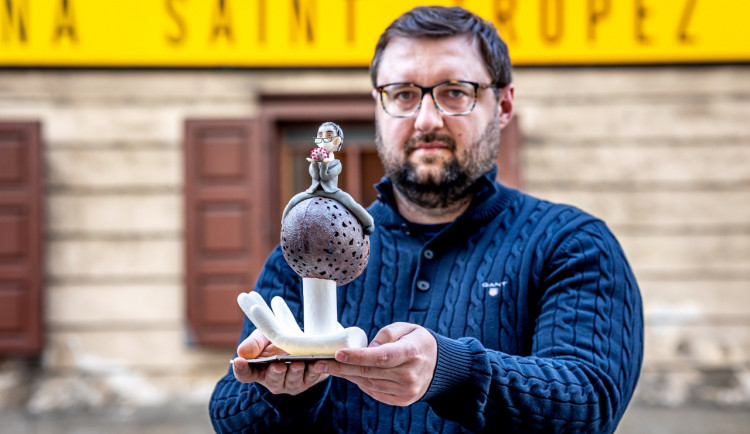 Pražská cukrárna ztvárnila Babiše jako Barona Prášila. Jde o symbol jeho selhání, říká podnikatel