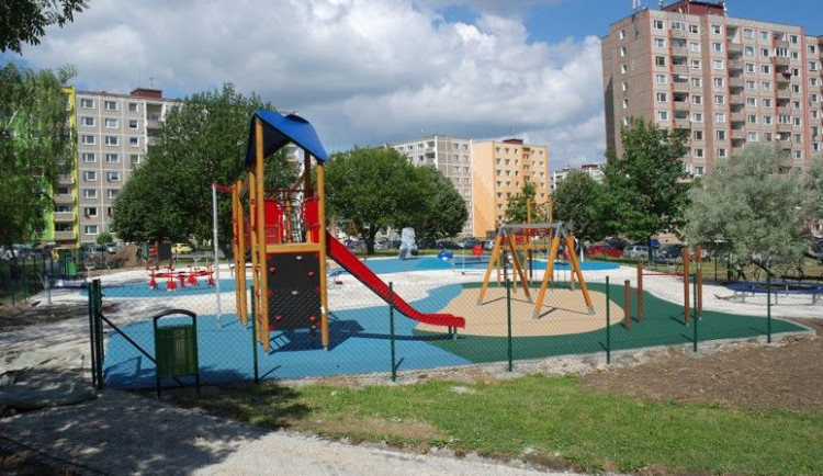 Herní prvky na dětských hřištích jsou zkontrolovány a opraveny