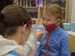 Školáci z Prahy 9 se budou testovat PCR testy doma, ve škole jen odevzdají vzorek