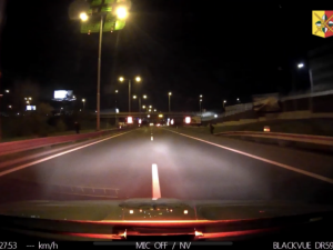 Řidička ujížděla policii až 180 kilometrovou rychlostí. Najížděla na policejní vůz