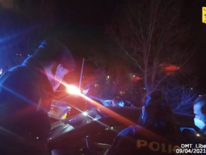 Řidička ujížděla policii až 180 kilometrovou rychlostí. Najížděla na policejní vůz