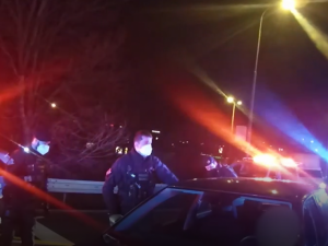 Řidička ujížděla policii až 180 kilometrovou rychlostí. Najížděla na policejní vůz