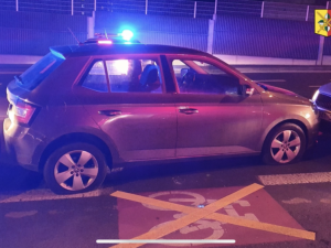 Řidička ujížděla policii až 180 kilometrovou rychlostí. Najížděla na policejní vůz