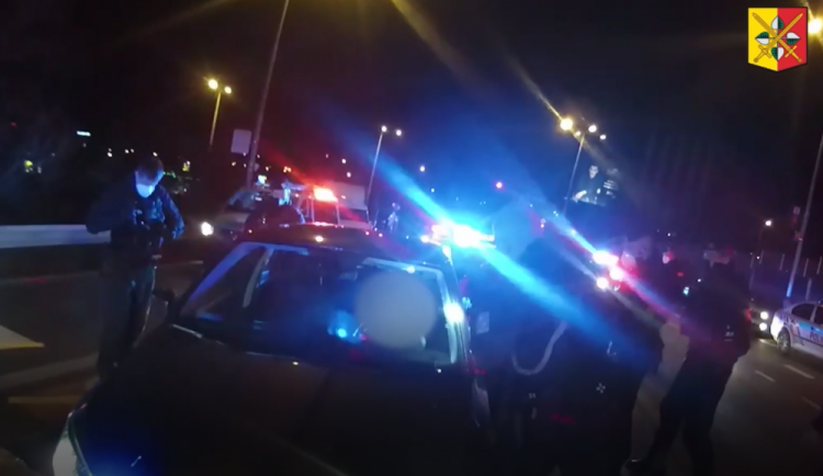 Řidička ujížděla policii až 180 kilometrovou rychlostí. Najížděla na policejní vůz