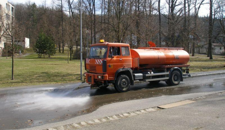 Blokové čištění města začne zítra ráno, nezapomeňte přeparkovat svá vozidla