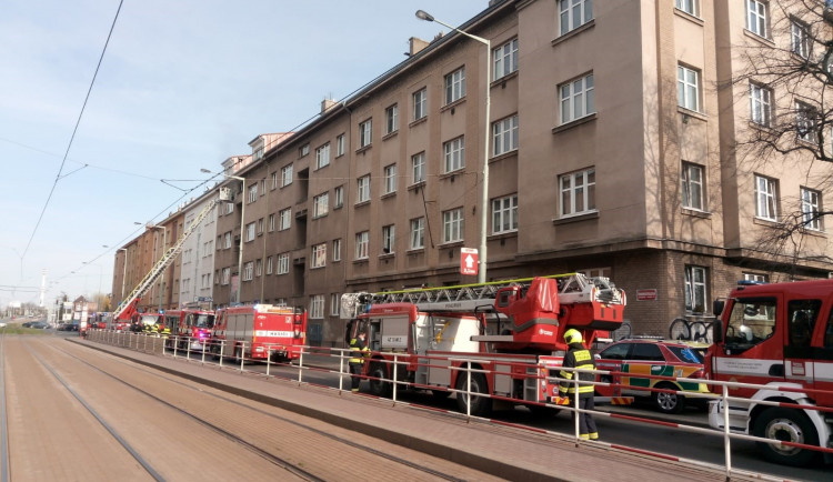 V Praze hořel byt. Jedenáct lidí je zraněno, dva jsou ve vážném stavu