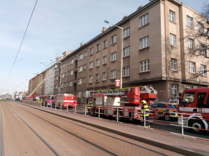 V Praze hořel byt. Jedenáct lidí je zraněno, dva jsou ve vážném stavu