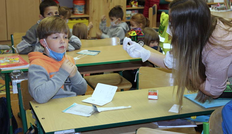 Testování ve školách nebyl problém, děti byly pozitivně naladěny s negativním výsledkem