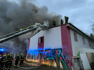 V Praze hoří hala, požár blokuje dopravu v celé oblasti. Nevětrejte, varují chemici