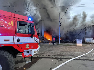 V Praze hoří hala, požár blokuje dopravu v celé oblasti. Nevětrejte, varují chemici