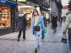 Lidé vyrazili do znovuotevřených obchodů. Jaká je situace v Praze?