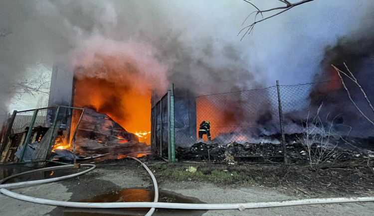 V Praze hoří hala, požár blokuje dopravu v celé oblasti. Nevětrejte, varují chemici