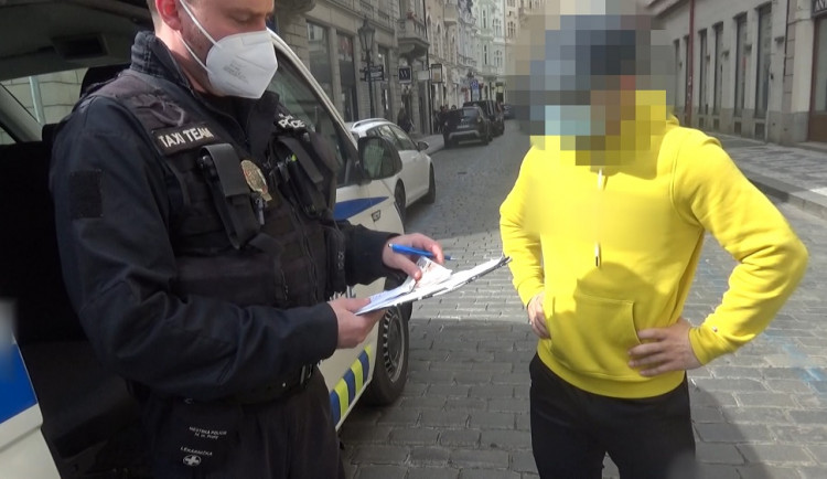 Mladík ztratil peníze, které poletovaly po ulici. Pomohli mu pražští strážníci