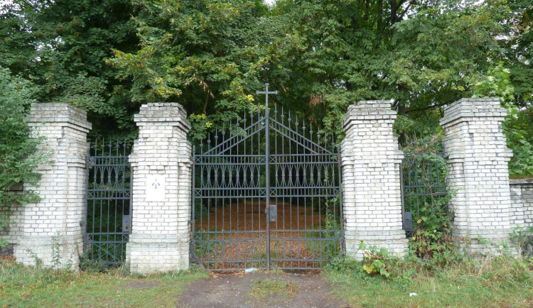 Hřbitov bláznů v Bohnicích se stane majetkem Prahy. Spravovat ho bude Praha 8