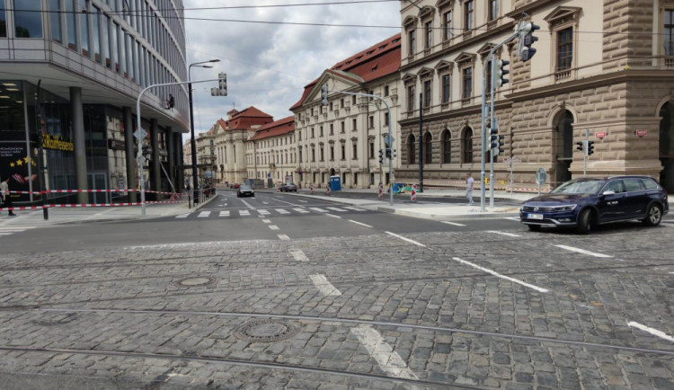 Na Karlovo náměstí se po zimní přestávce opět vrátí stavební práce. Potrvají do konce října