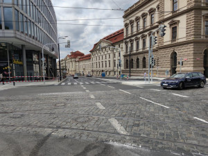 Na Karlovo náměstí se po zimní přestávce opět vrátí stavební práce. Potrvají do konce října
