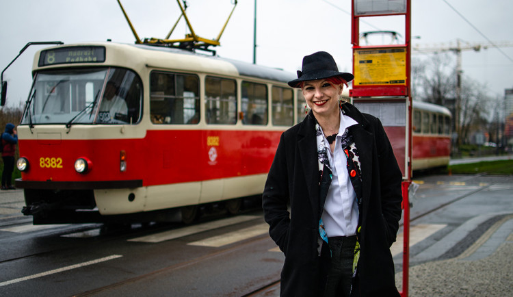 Praha je tramvajové město, říká pražská Tramvajačka Karolína z Instagramu