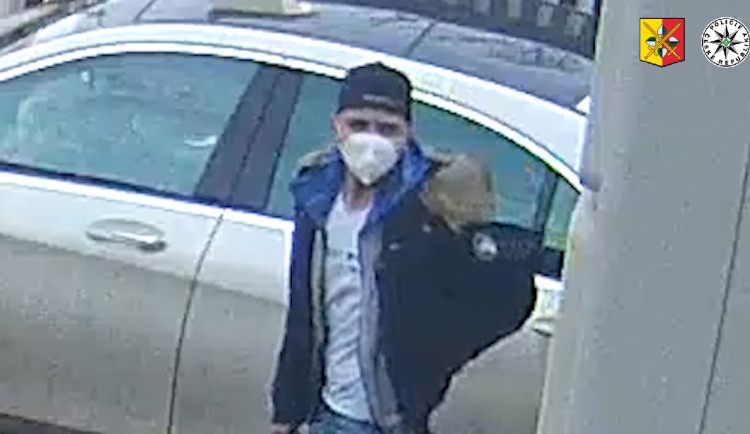 Po muži, který ukradl luxusní auto, pátrá policie. Neviděli jste ho?