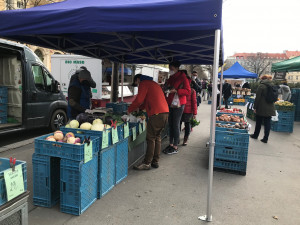 Trhy na Jiřáku jsou zpět. Tlačenice se nekonala, zákazníci dodržují pravidla