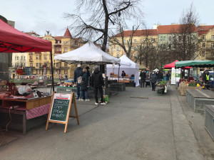 Trhy na Jiřáku jsou zpět. Tlačenice se nekonala, zákazníci dodržují pravidla
