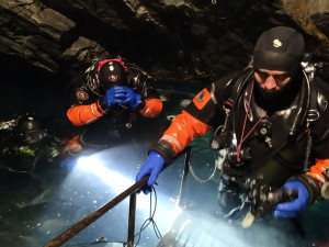 Pražští hasiči cvičili v důlních šachtách orientaci pod vodou