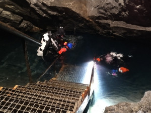 Pražští hasiči cvičili v důlních šachtách orientaci pod vodou